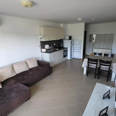 Na Zielonych Wzgorzach דירה